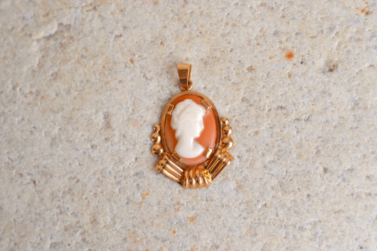 pendentif camée décor perlé