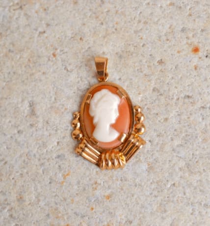 pendentif camée décor perlé