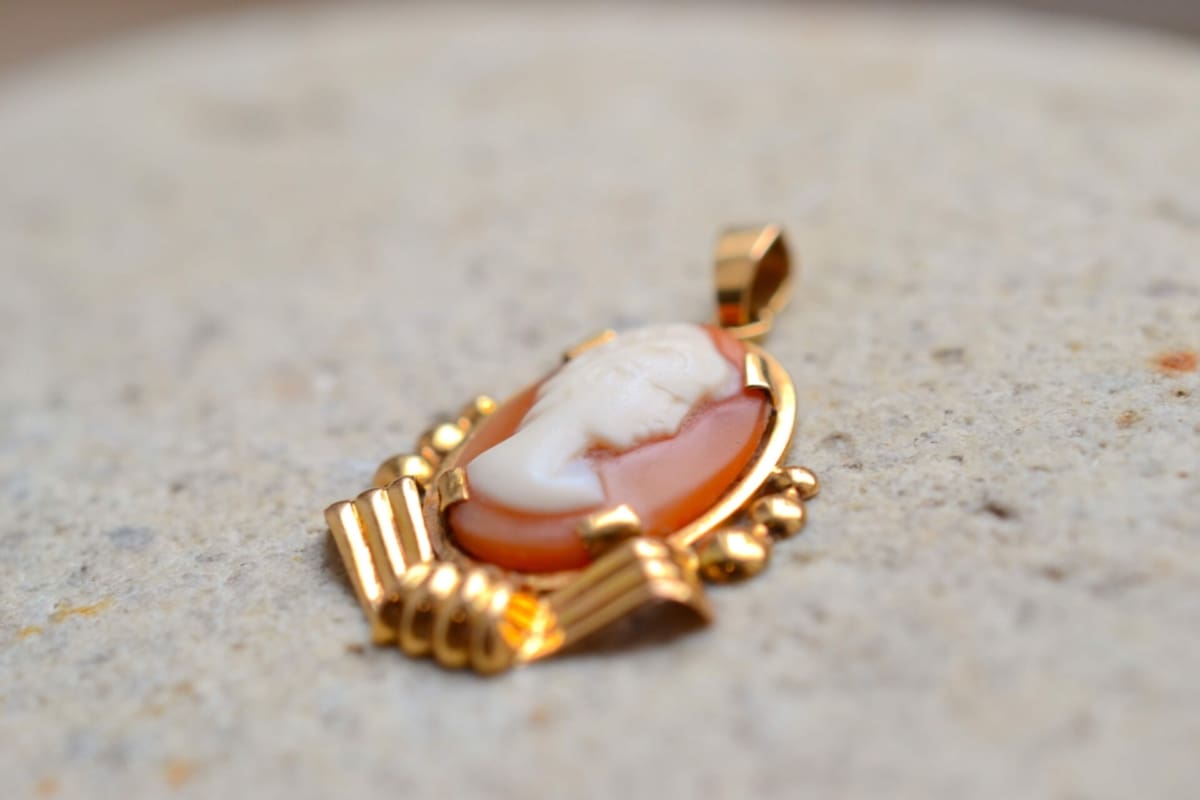 pendentif camée et décor perlé