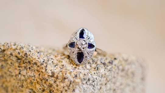 Bague Art Déco en Or blanc 18 carats sertie de Saphirs et de Diamants