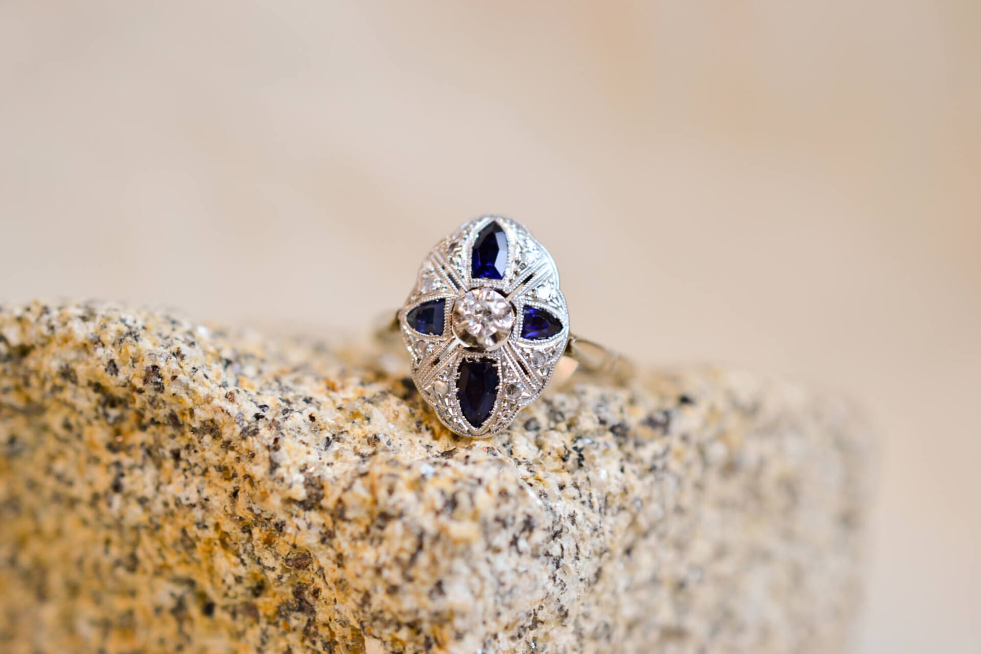 Bague Art Déco en Or blanc 18 carats sertie de Saphirs et de Diamants