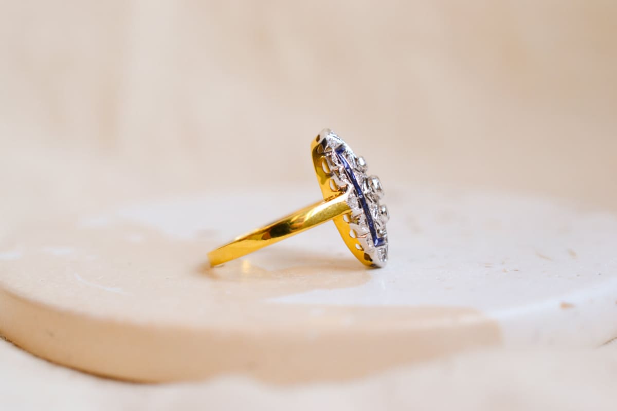 Bague Art Déco en Or jaune et Or blanc 14 carats ornée de Saphirs et de Diamants