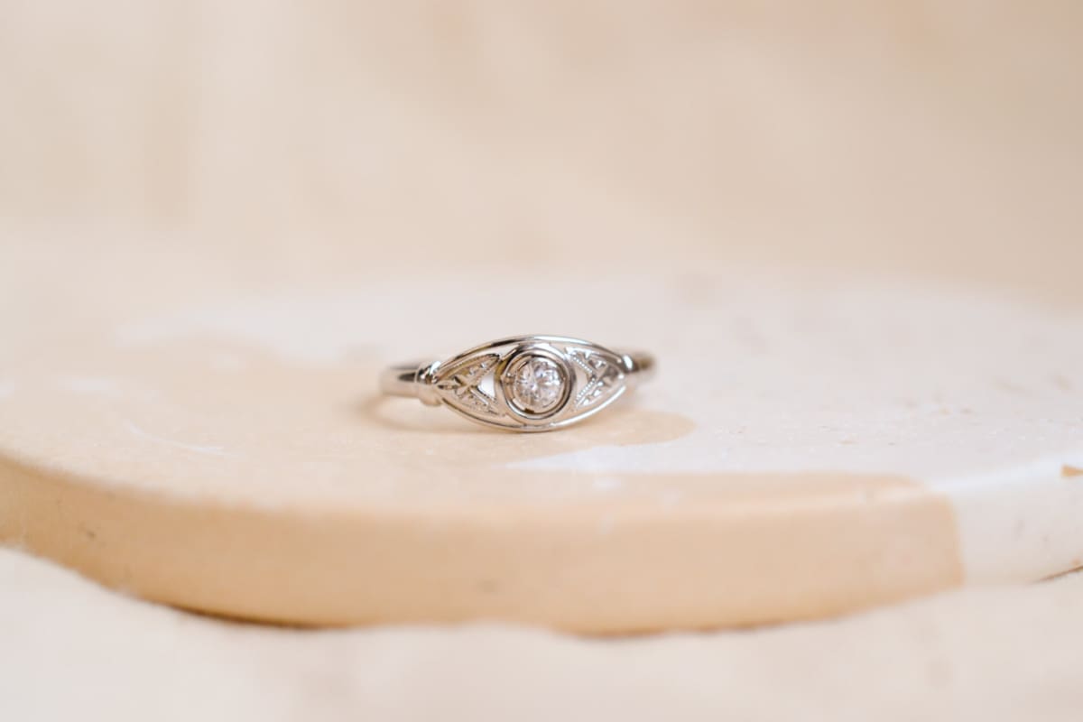 Bague Art Déco filigranée en Or blanc 18 carats sertie clos d'une pierre blanche