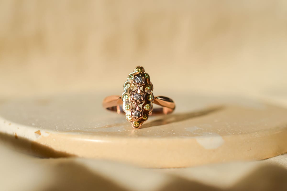 Bague Navette Art Nouveau en 3 Ors 18 carats