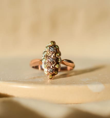 Bague Navette Art Nouveau en 3 Ors 18 carats