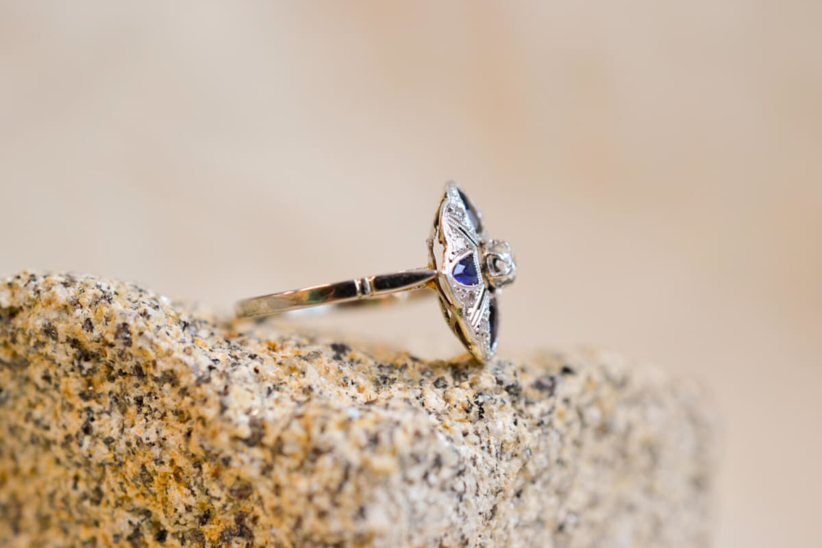 Bague Navette en Or blanc 18 carats ornée de Saphirs et de Diamants