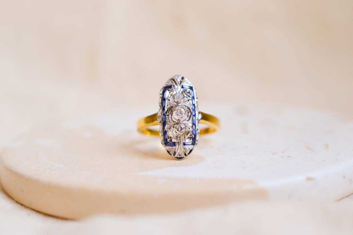 Bague Navette en Or jaune et Or blanc 14 carats sertie de Saphirs et de Diamants