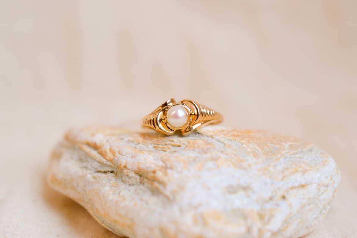 Bague Perle en Or jaune 18 carats à décor de volute sur des palmes godronnées