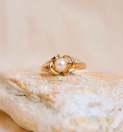 Bague Perle en Or jaune 18 carats à décor de volute sur des palmes godronnées