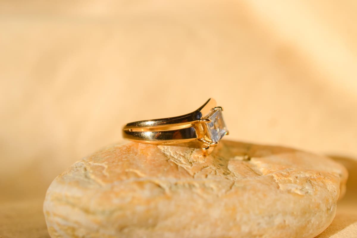 Bague Solitaire Vintage en Or jaune 9 carats ornée d'une Aigue-Marine