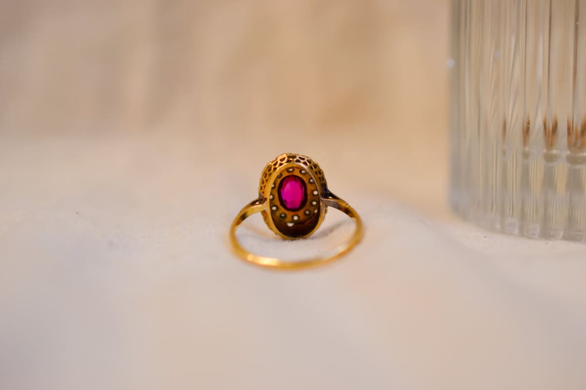 Bague Vintage 2 Ors 18 carats sertie d'un Rubis et de roses de Diamants