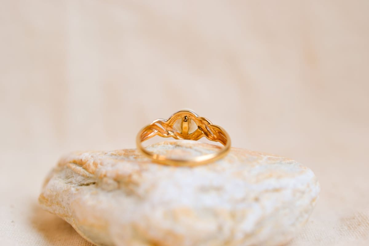 Bague Vintage 2 Ors ornée d'une Perle de culture dans un décor entrelacé