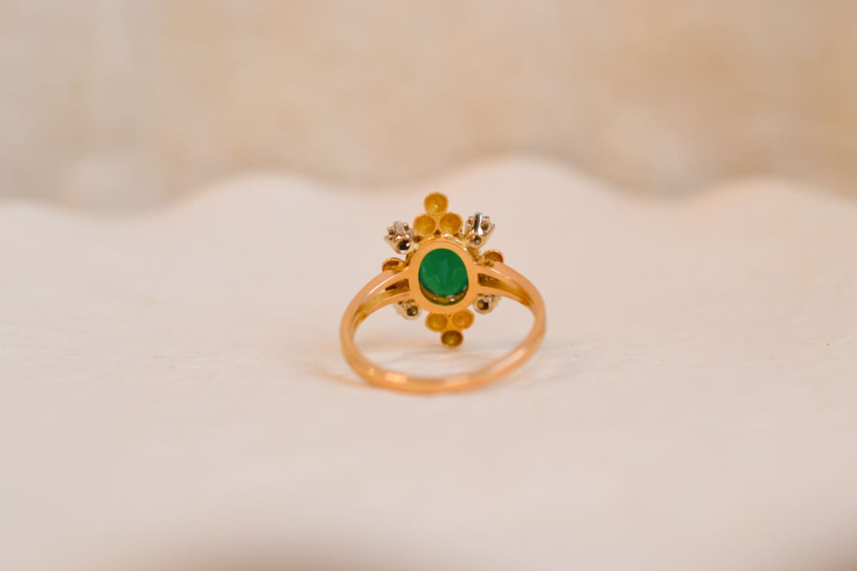 Bague Vintage en Or jaune 18 carats centrée d'une Émeraude entourée de Diamants
