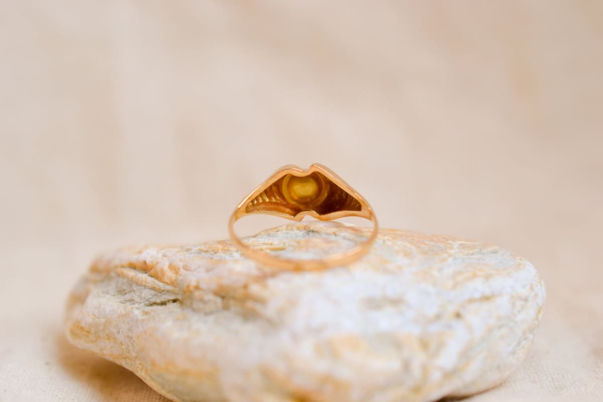 Bague Vintage en Or jaune 18 carats sertie griffes d'une Perle sur des palmes godronnées