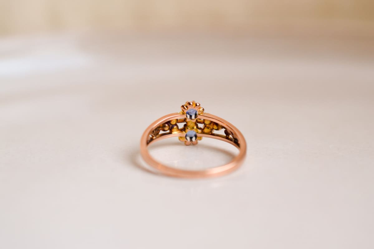 Bague Vintage en Or rose 18 carats sertie de Saphirs et de Perles