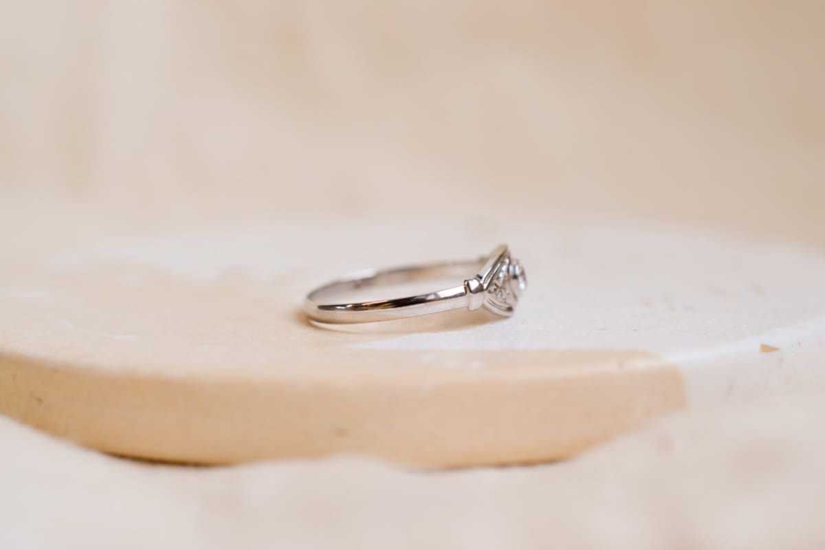 Bague ancienne Art Déco en Or blanc 18 carats sertie d'un Oxyde