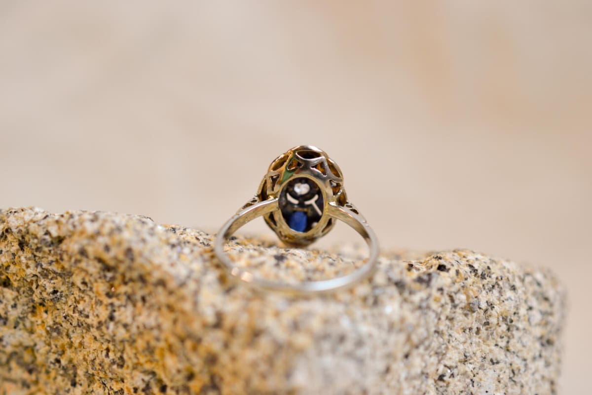 Bague ancienne en Or blanc 18 carats sertie de Saphirs et de Diamants