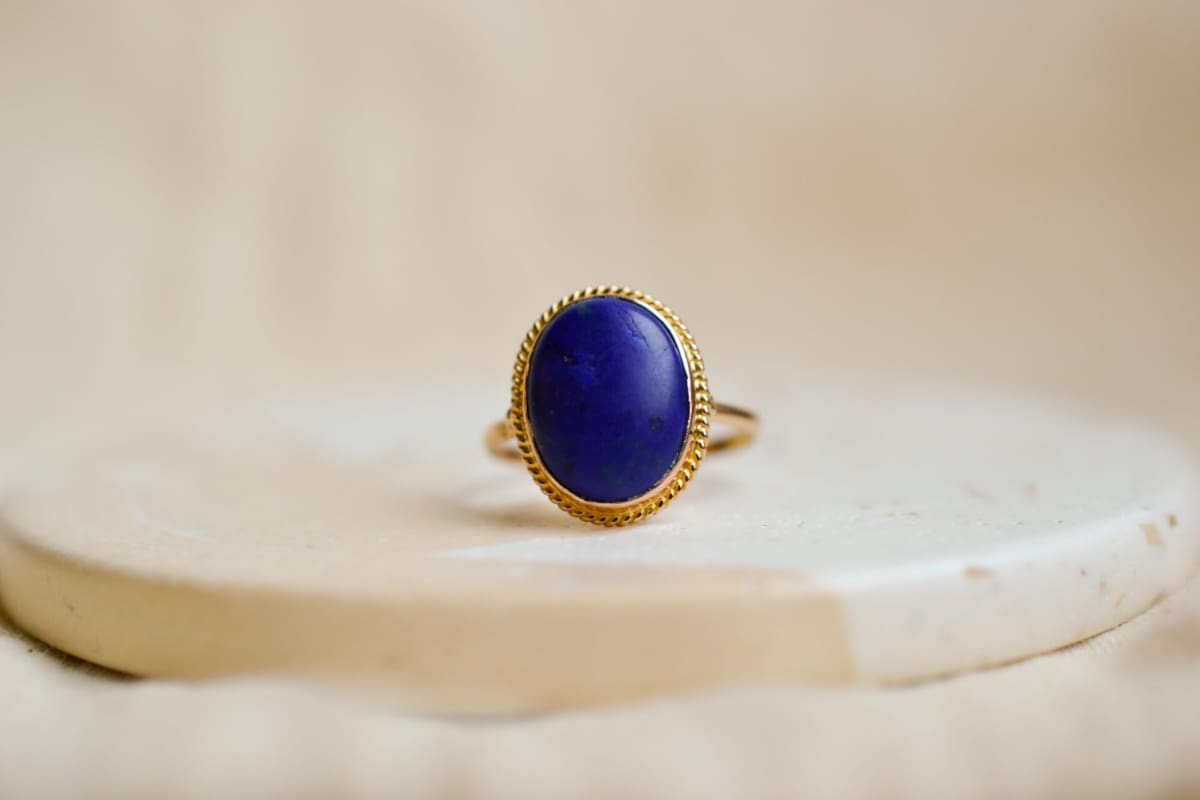 Bague ancienne en Or jaune 18 carats ornée d'un cabochon de Lapis Lazuli dans un décor torsadé