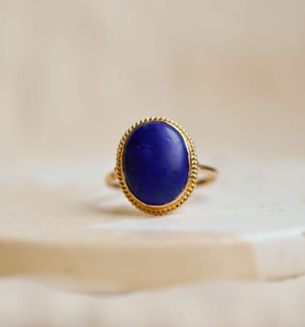 Bague ancienne en Or jaune 18 carats ornée d'un cabochon de Lapis Lazuli dans un décor torsadé