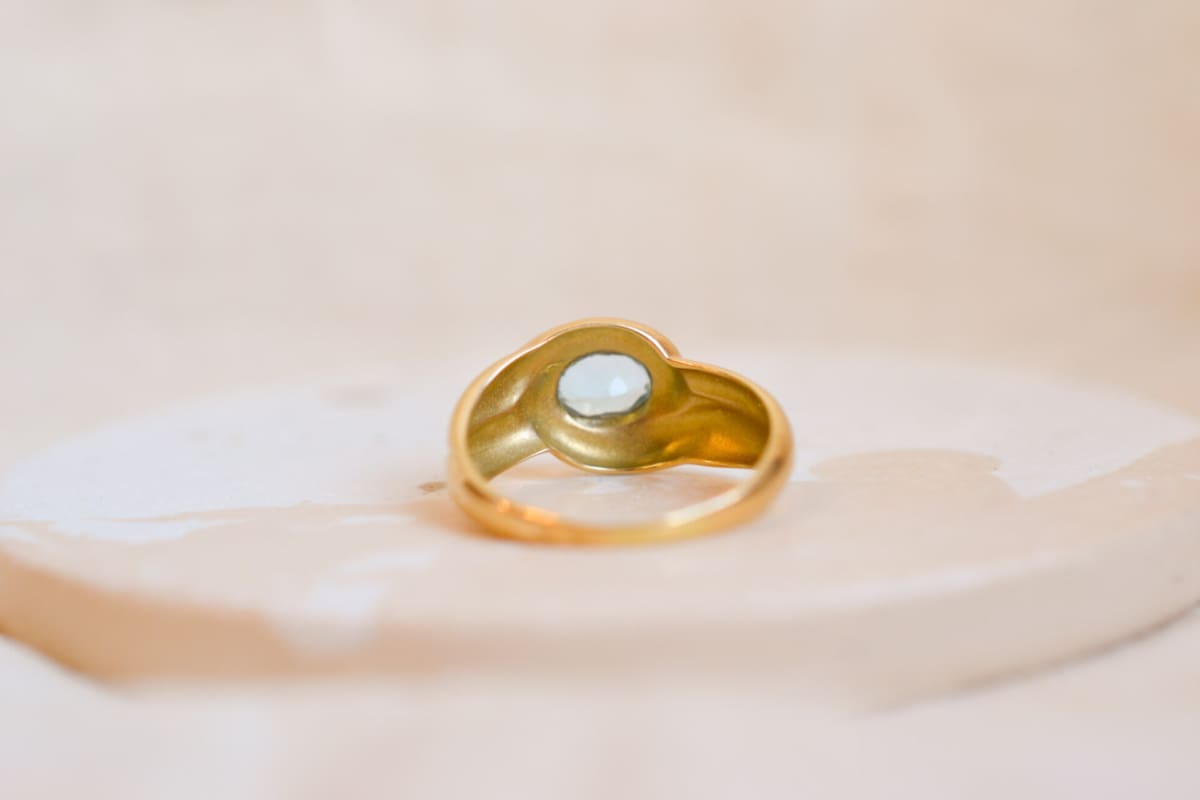 Bague ancienne en Or jaune 18 carats ornée d'une Topaze