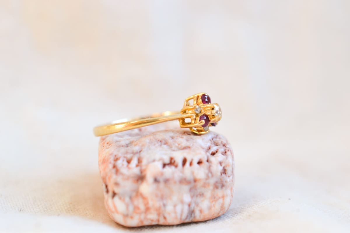 Bague ancienne en Or jaune 18 carats ornée de Rubis et de Diamants