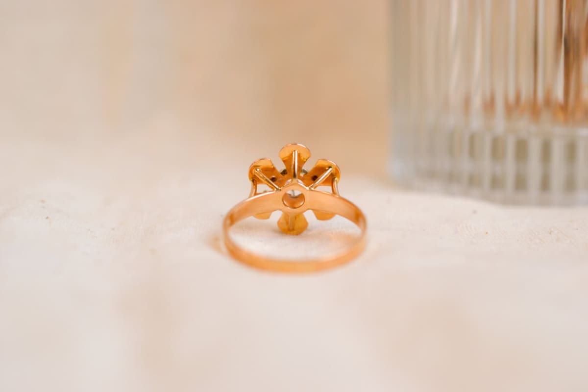 Bague ancienne en Or jaune 18 carats ornée de pierres blanches