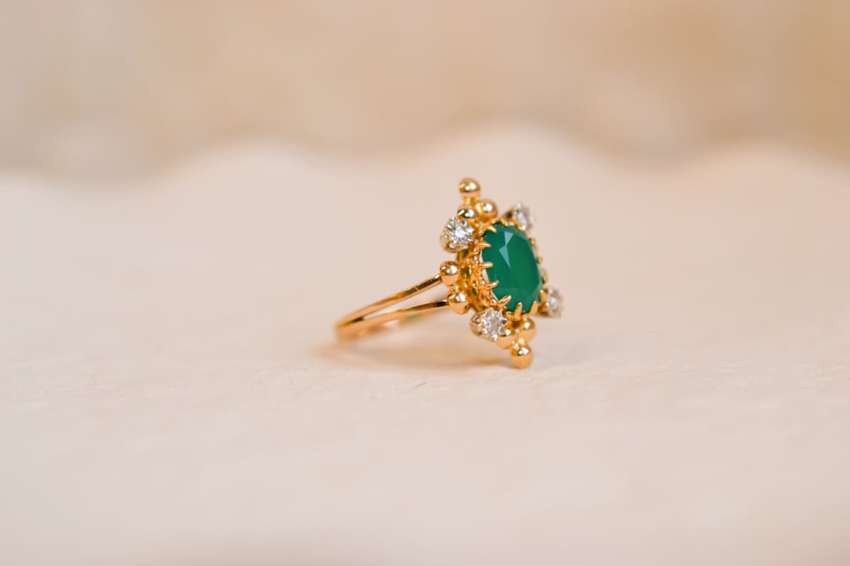Bague ancienne en Or jaune 18 carats sertie d'une Émeraude dans un entourage de Diamants