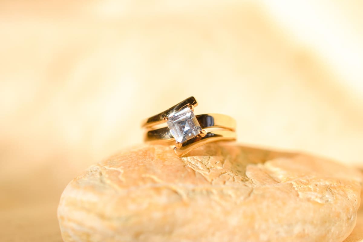 Bague ancienne en Or jaune 9 carats sertie griffes d'une Aigue-Marine