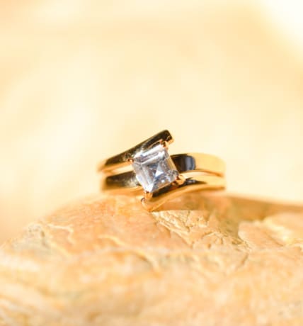Bague ancienne en Or jaune 9 carats sertie griffes d'une Aigue-Marine