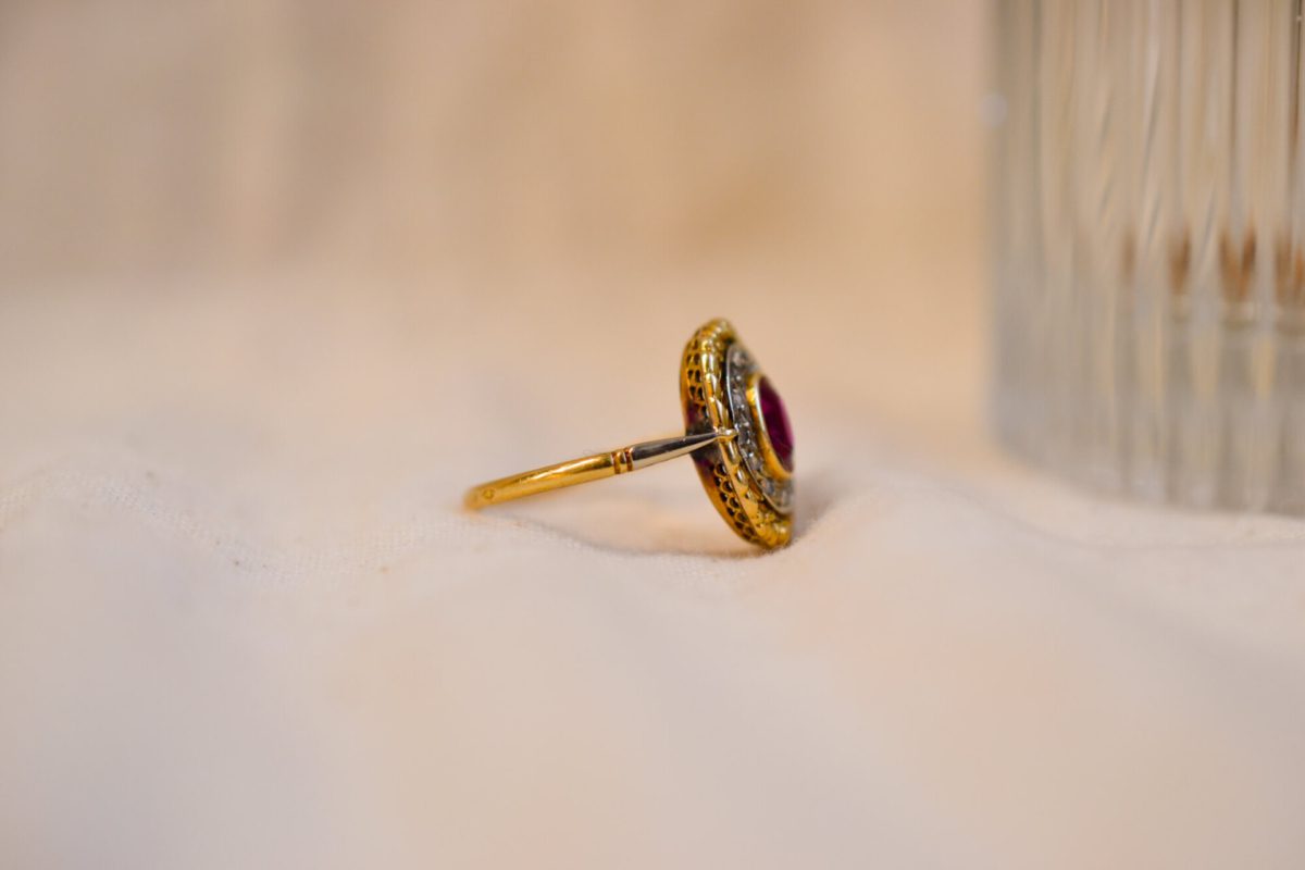 Bague ancienne en Or jaune et Or blanc 18 carats ornée d'un Rubis et de Diamants dans un décor floral