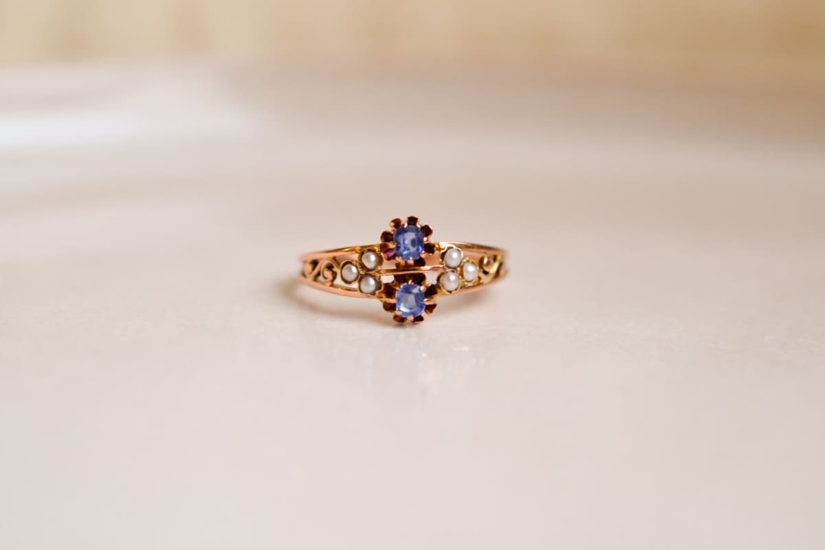 Bague ancienne en Or rose 18 carats ornée de Saphirs et de Perles