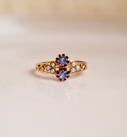 Bague ancienne en Or rose 18 carats ornée de Saphirs et de Perles