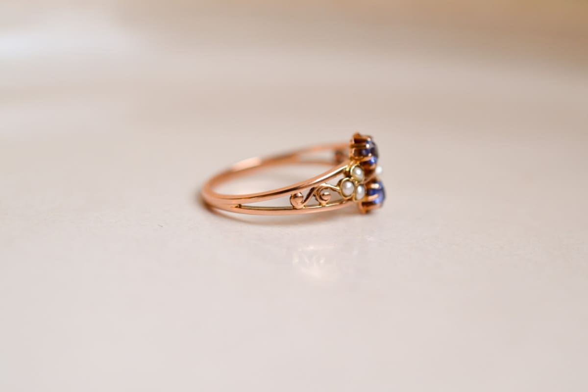 Bague antique en Or rose 18 carats sertie de Saphirs et de Perles dans un décor ajouré