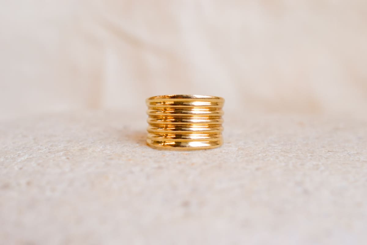 Bague bandeau ancienne en Or jaune 18 carats à décor rainuré