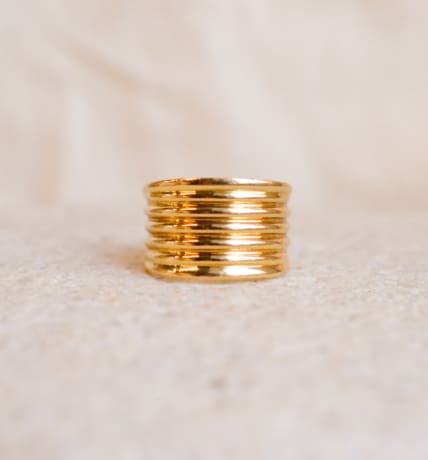 Bague bandeau ancienne en Or jaune 18 carats à décor rainuré