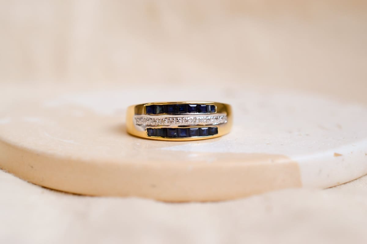 Bague bandeau en Or jaune 18 carats sertie de Saphirs calibrés et de roses de Diamants