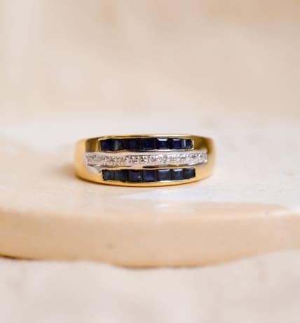 Bague bandeau en Or jaune 18 carats sertie de Saphirs calibrés et de roses de Diamants