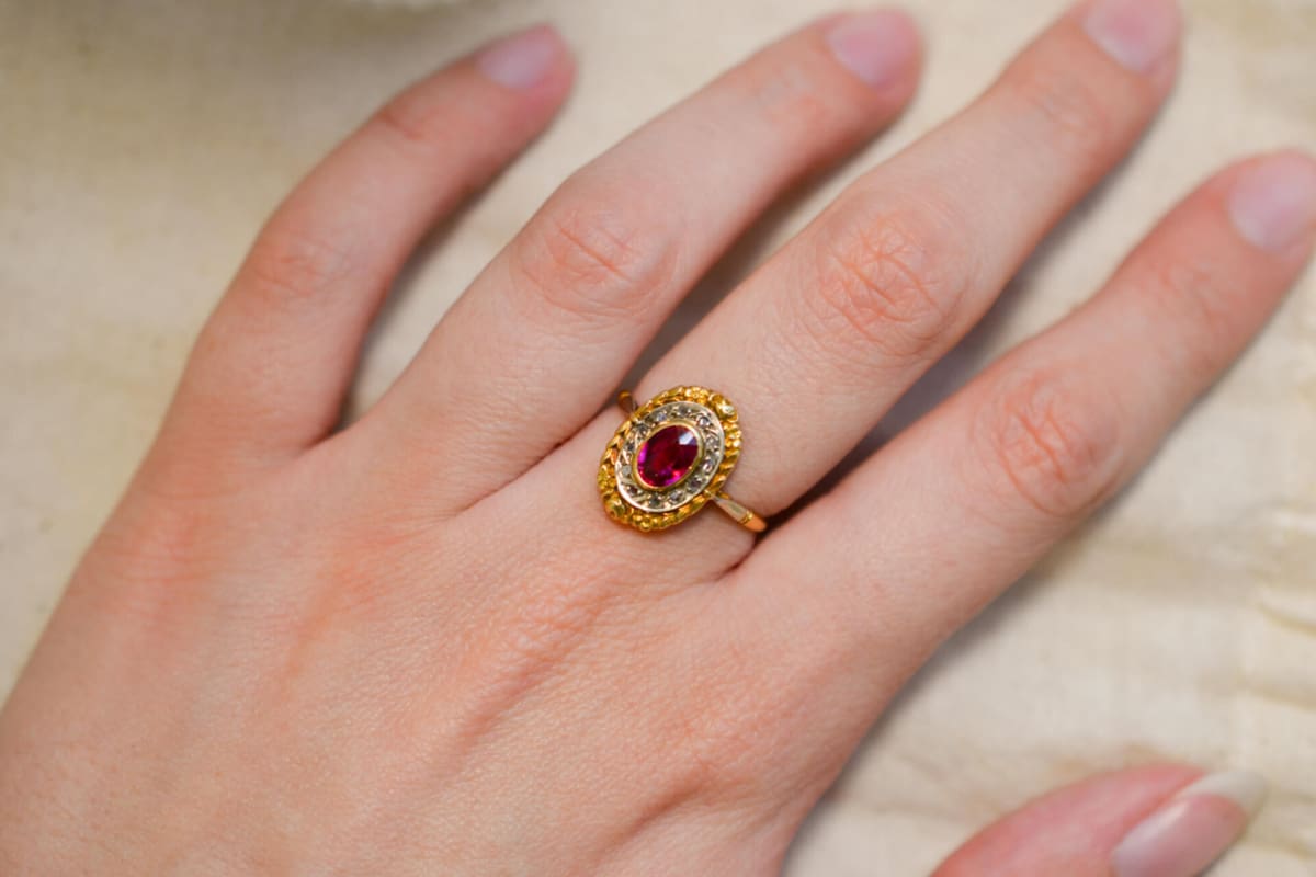 Bague de fiançailles 2 Ors 18 carats ornée d'un Rubis et de Diamants