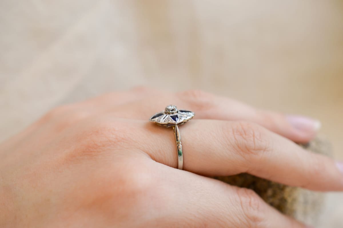 Bague de fiançailles Art Déco en Or blanc 18 carats Saphirs et Diamants