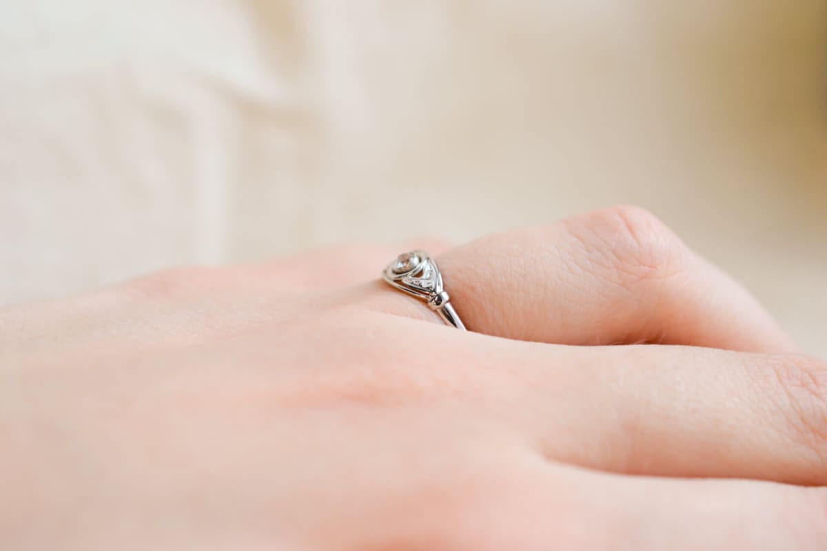 Bague de fiançailles Art Déco en Or blanc 18 carats ornée d'une pierre blanche