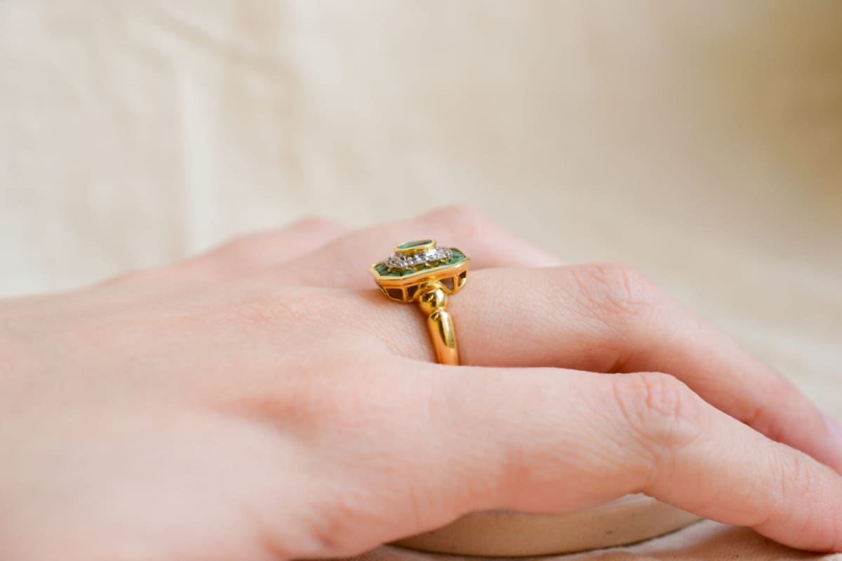 Bague de fiançailles Art Déco en Or jaune 18 carats ornée d'Émeraudes et de Diamants