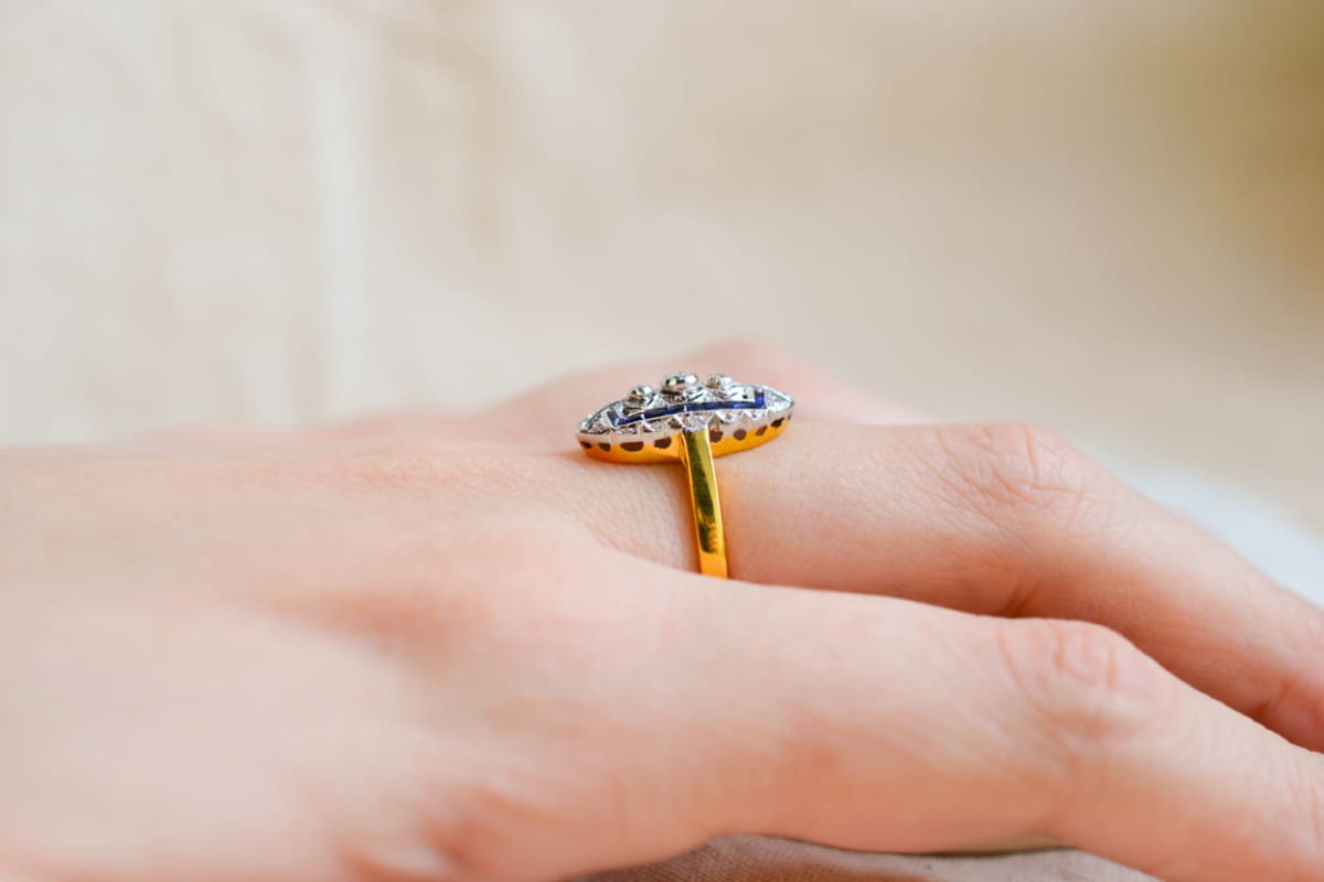 Bague de fiançailles Art Déco en Or jaune et blanc 14 carats ornée de Saphirs et Diamants