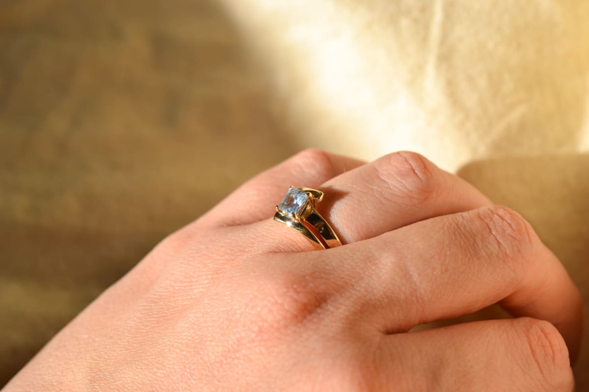 Bague de fiançailles Solitaire en Or jaune 9 carats ornée d'une Aigue-Marine