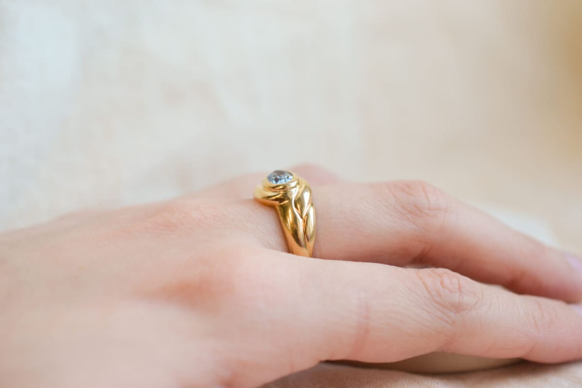 Bague de fiançailles à décor de volute sertie d'une Topaze