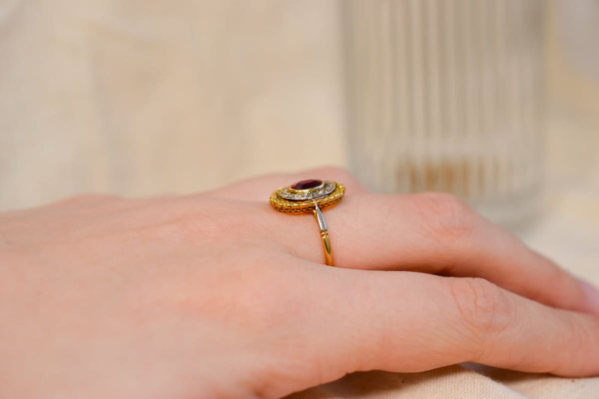 Bague de fiançailles ancienne centrée d'un Rubis entouré de Diamants