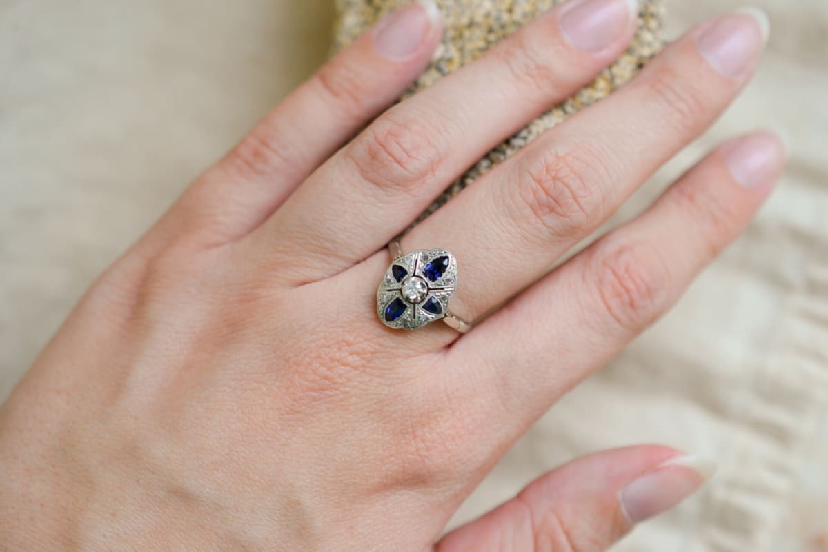 Bague de fiançailles ancienne en Or blanc 18 carats ornée de Saphirs et de Diamants