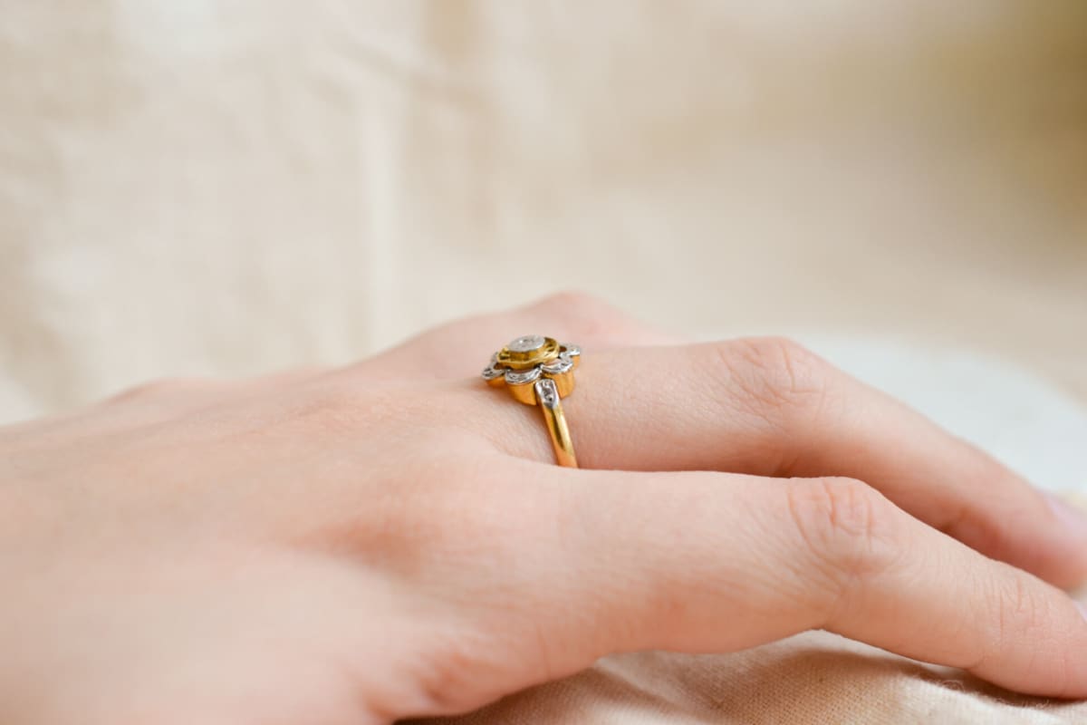 Bague de fiançailles ancienne en Or jaune 18 carats et Platine ornée de Diamants