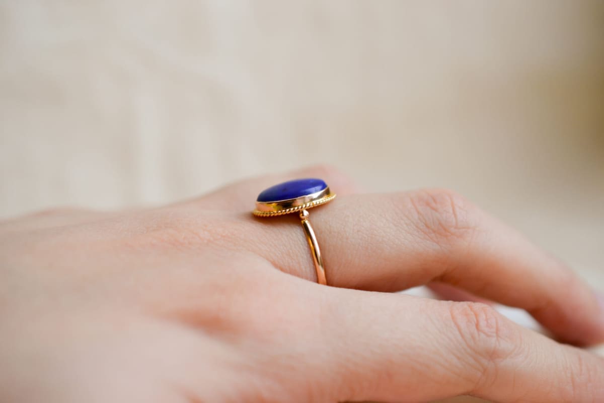 Bague de fiançailles ancienne en Or jaune 18 carats ornée d'un cabochon de Lapis Lazuli
