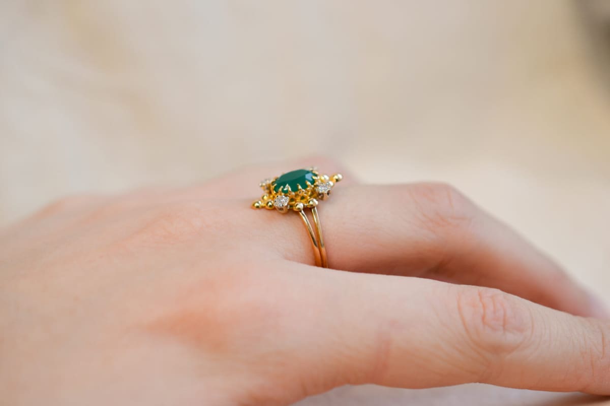 Bague de fiançailles ancienne en Or jaune 18 carats ornée d'une Émeraude et de Diamants
