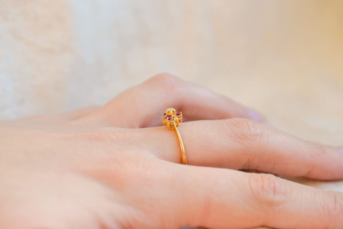 Bague de fiançailles ancienne en Or jaune 18 carats ornée de Rubis et de Diamants